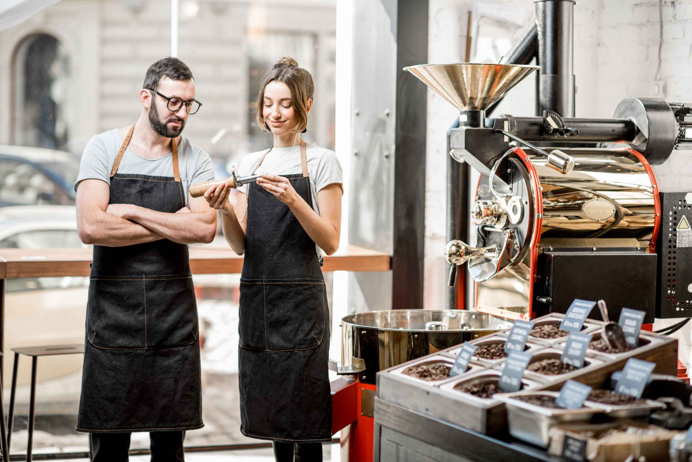 Profesionales midiendo café antes del tueste